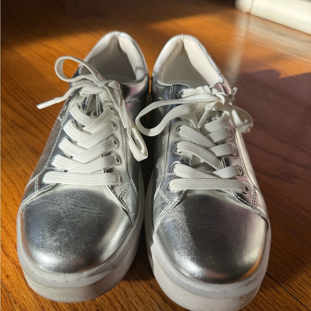 LIKE NEW!!! 💎 Calvin Klein Metallic Silver Sneakers with White Accents - Picture 3 of 6